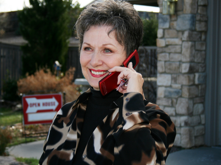 Realtor meets with her coaching group by phone